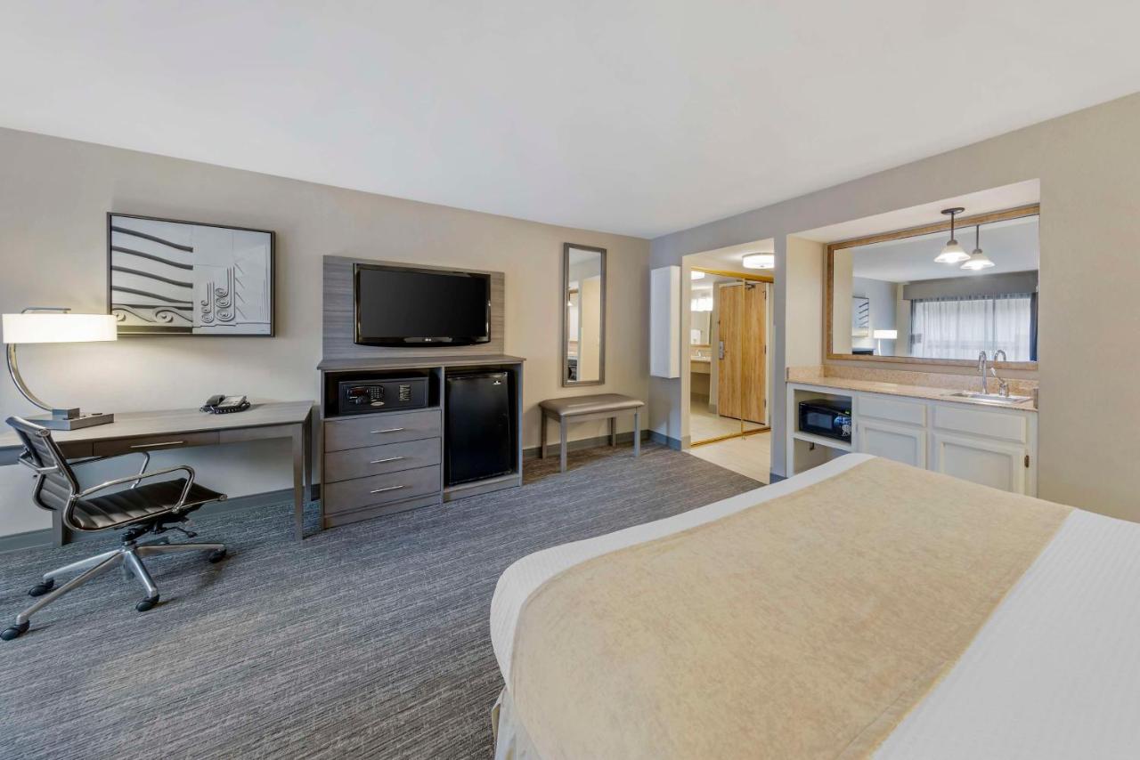 King Suite - Non-Smoking at Best Western Plus Executive Inn