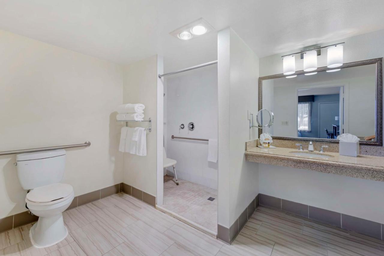 King Room with Roll-in Shower - Disability Access/Non-Smoking at Best Western Plus Executive Inn