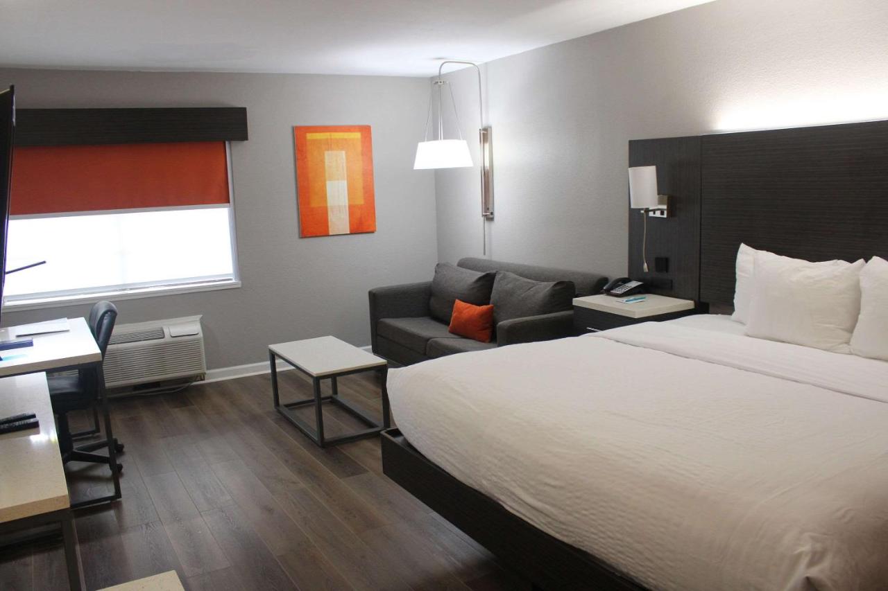 King Room - Non-Smoking at Clarion Pointe Marshall