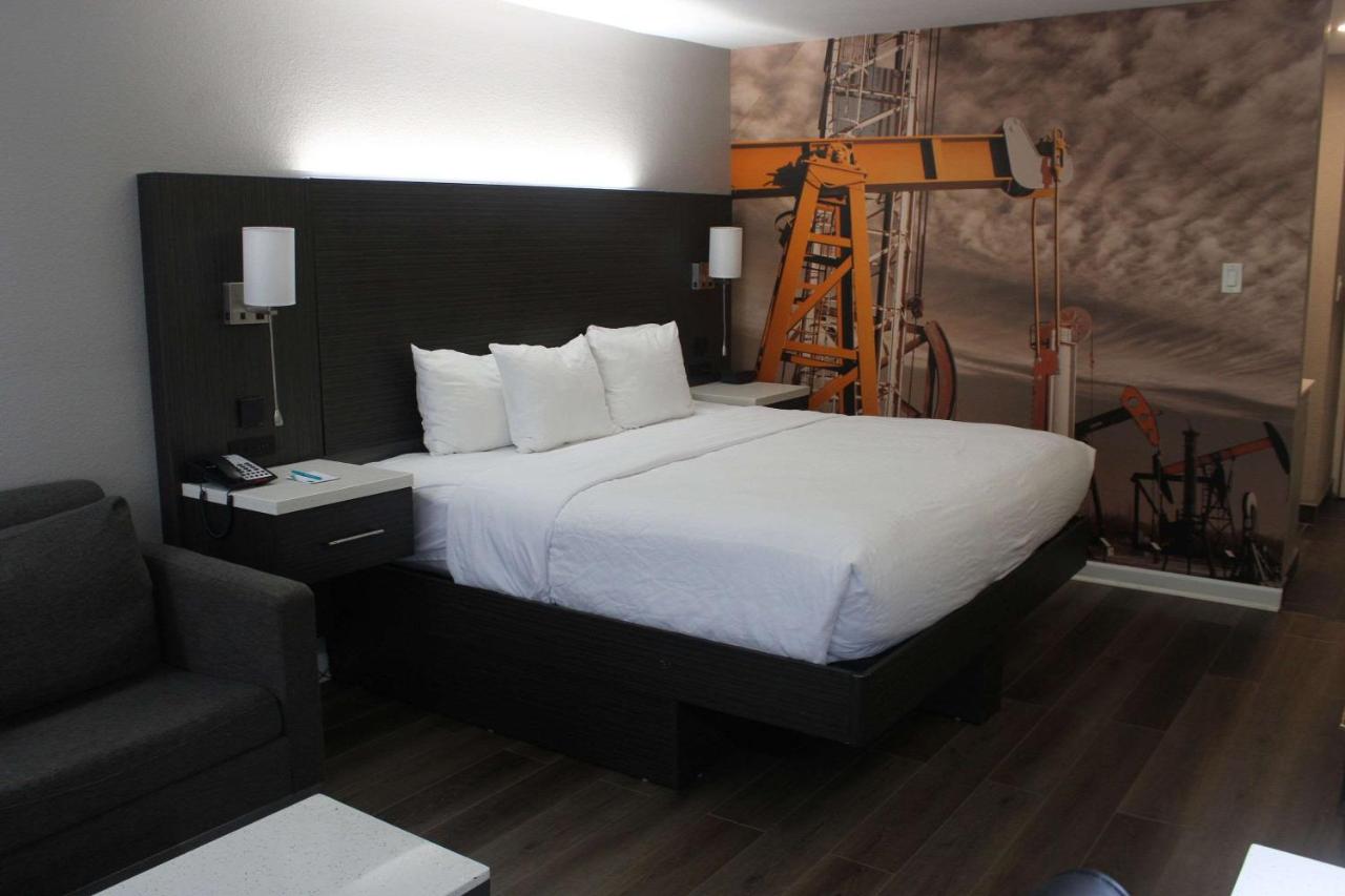 King Room - Non-Smoking at Clarion Pointe Marshall