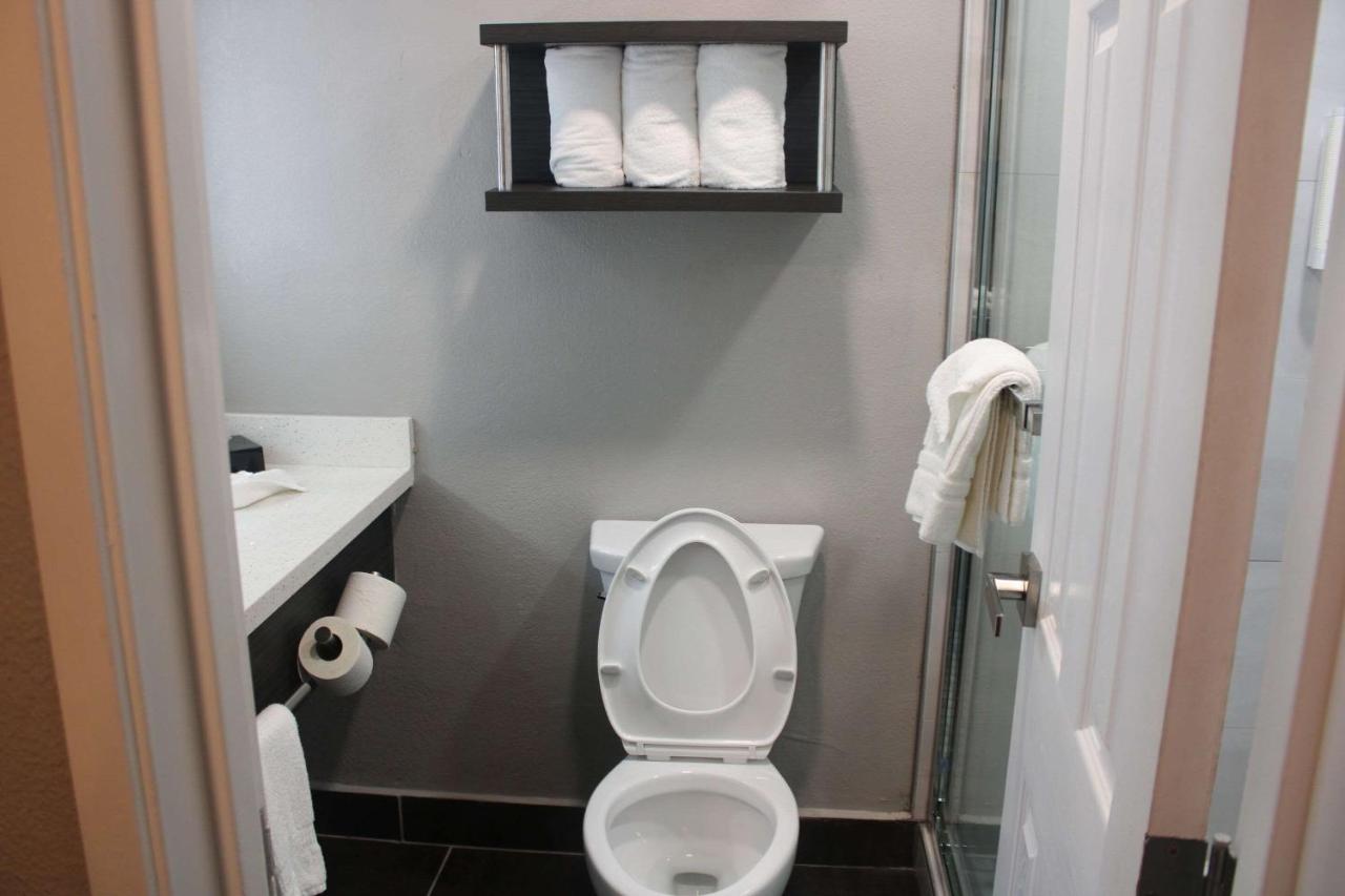 King Room - Non-Smoking at Clarion Pointe Marshall