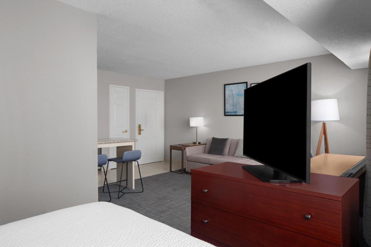 Queen Studio with Sofa Bed at Residence Inn by Marriott San Diego Downtown