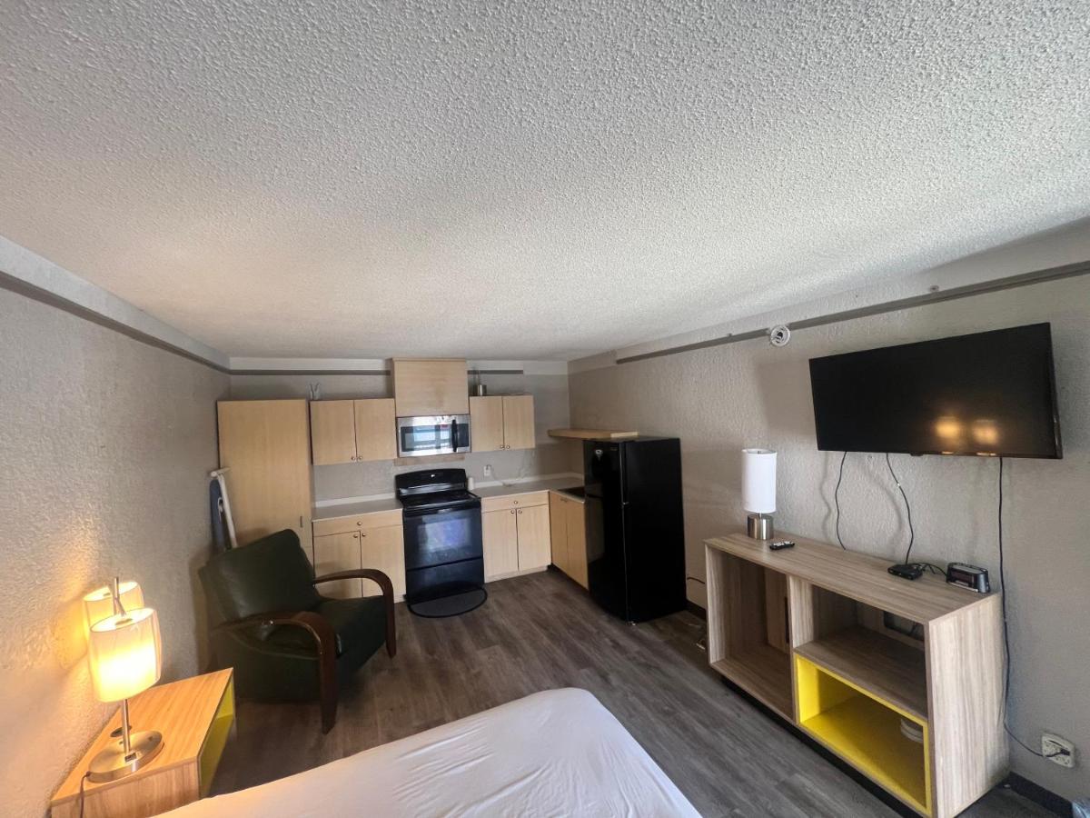 Queen Studio - Non-Smoking at Sulphur Extended Stay