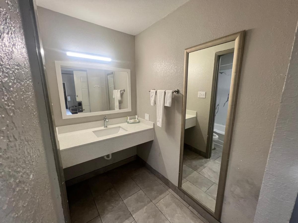Queen Studio - Non-Smoking at Sulphur Extended Stay