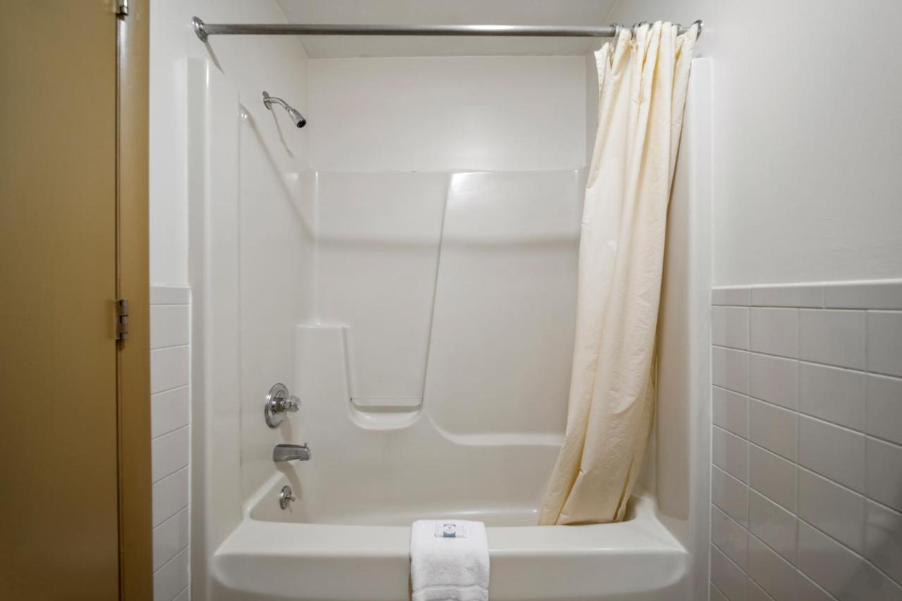 | Executive Inn