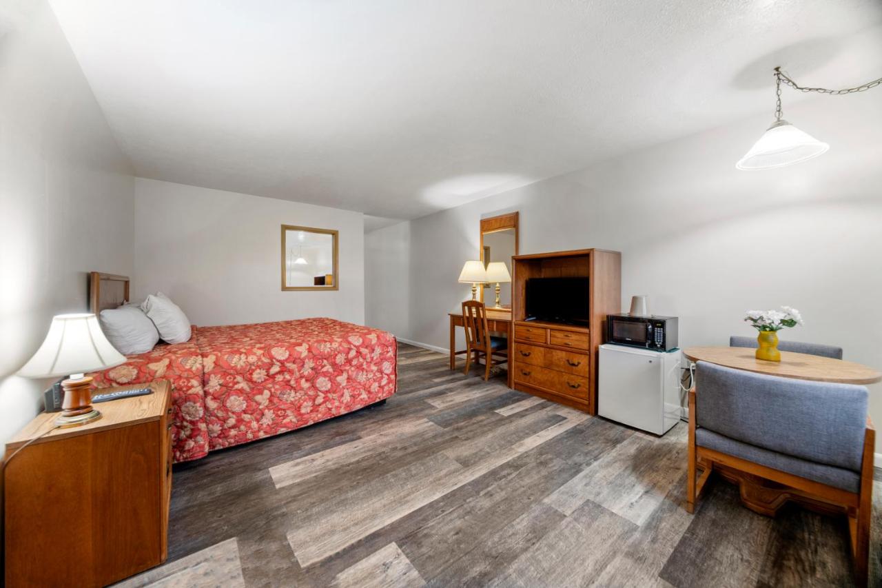 | Executive Inn
