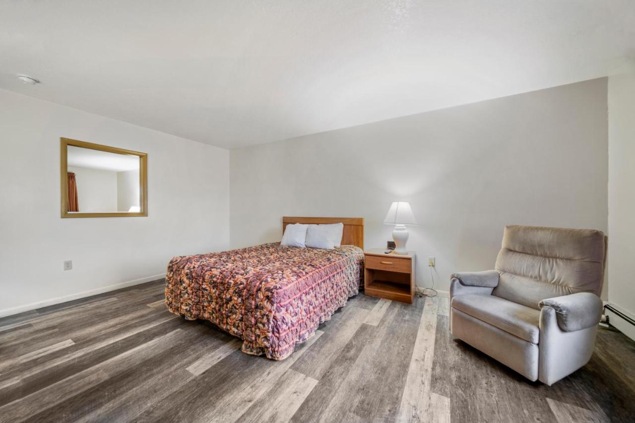 | Executive Inn