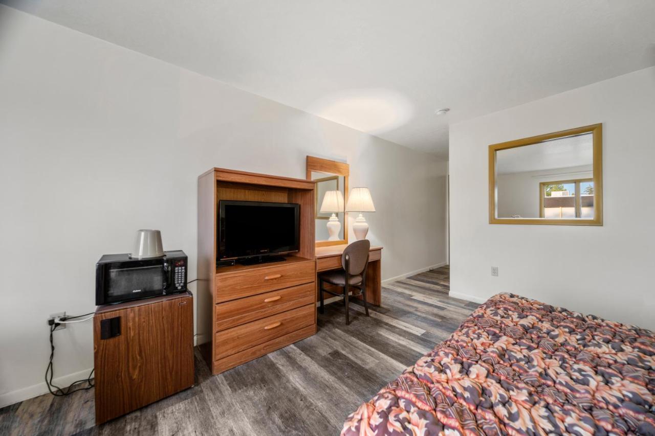 | Executive Inn