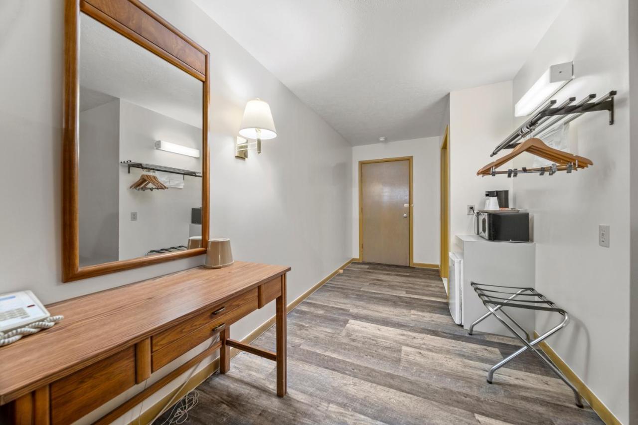 | Executive Inn