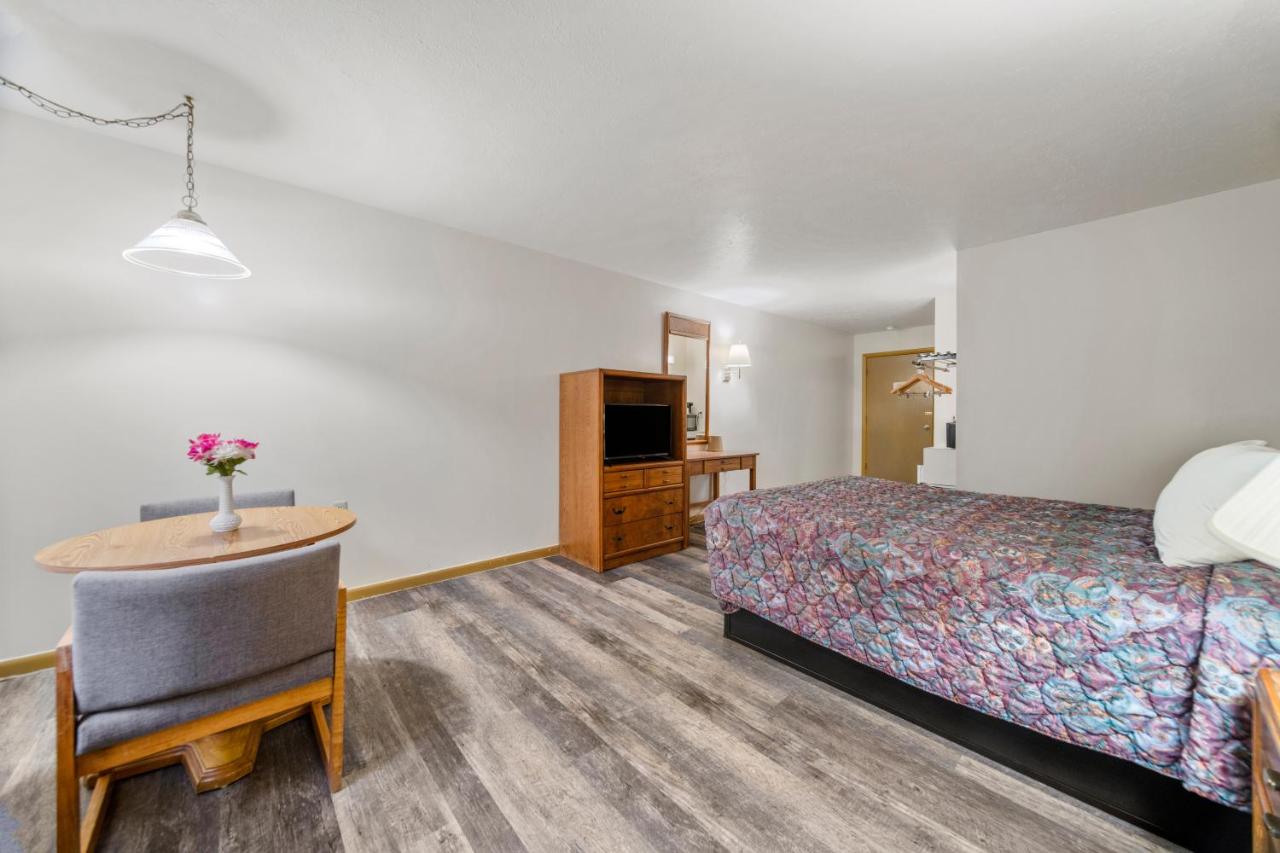 | Executive Inn