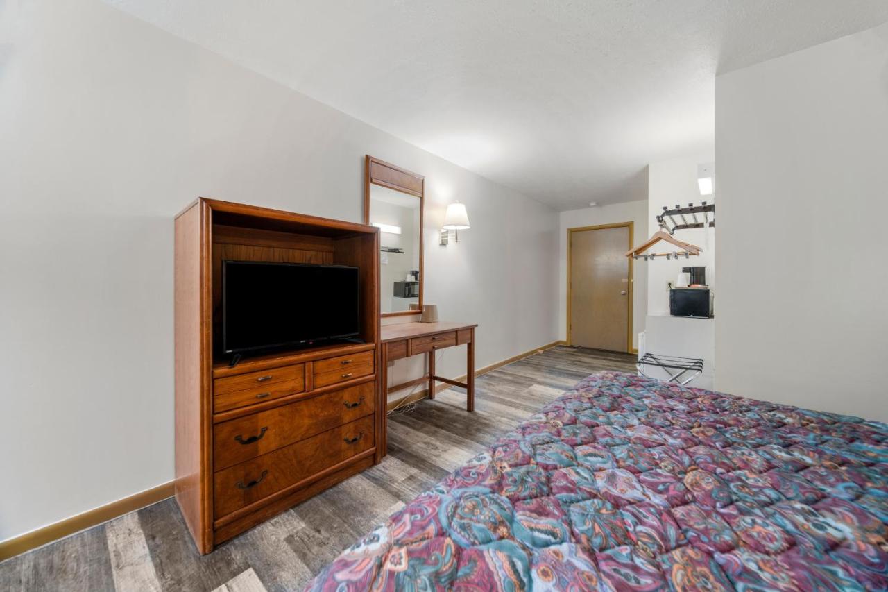 | Executive Inn