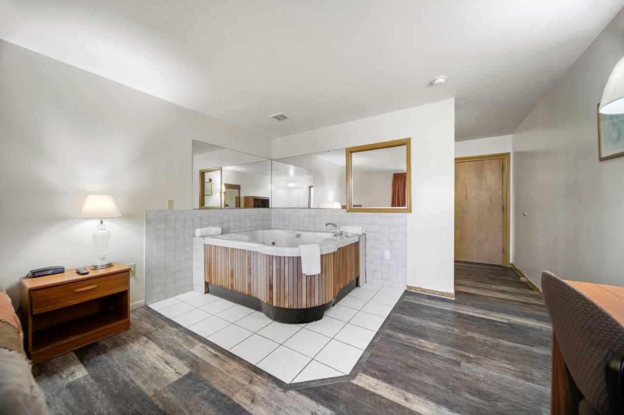 | Executive Inn
