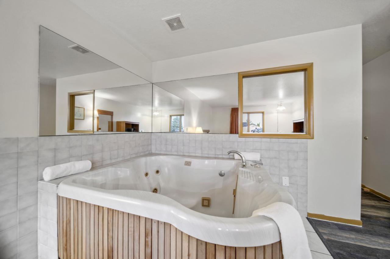 | Executive Inn