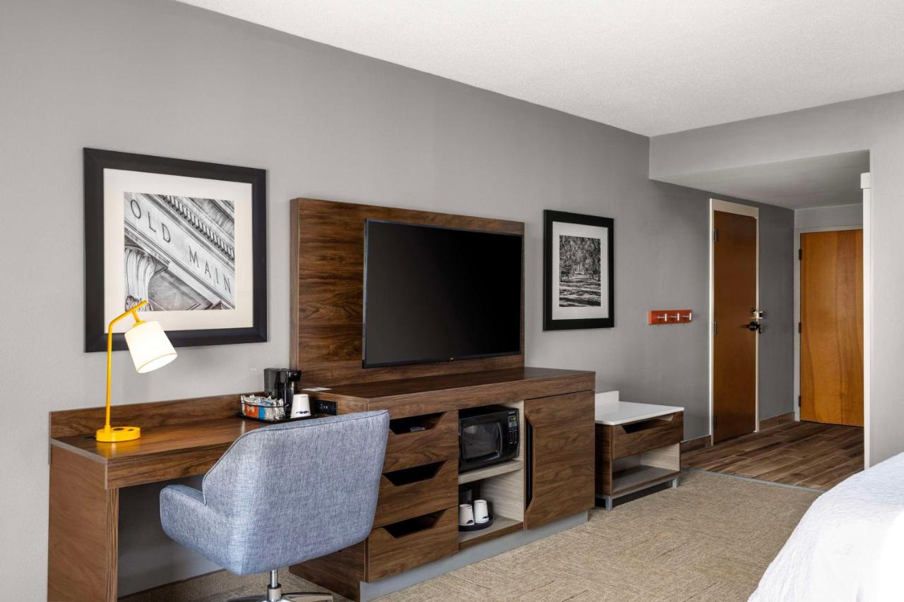 King Room with Study at Hampton Inn & Suites State College at Williamsburg Square