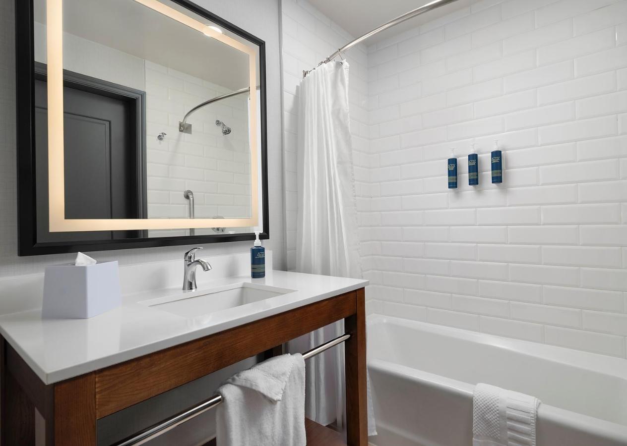 Guest room, 1 Queen at Four Points by Sheraton San Jose Downtown
