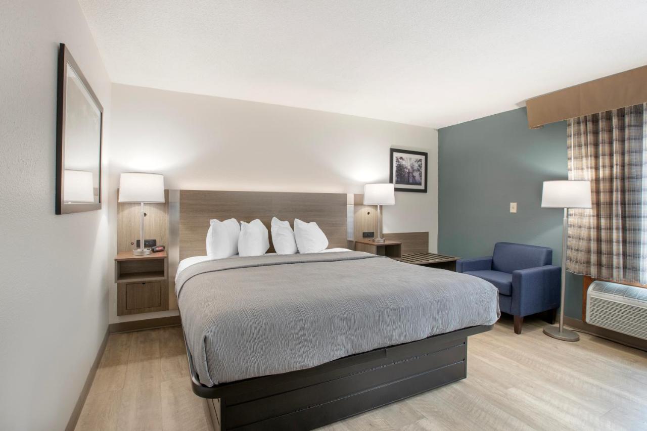 Standard Queen Room at Quality Inn Newton at I-80