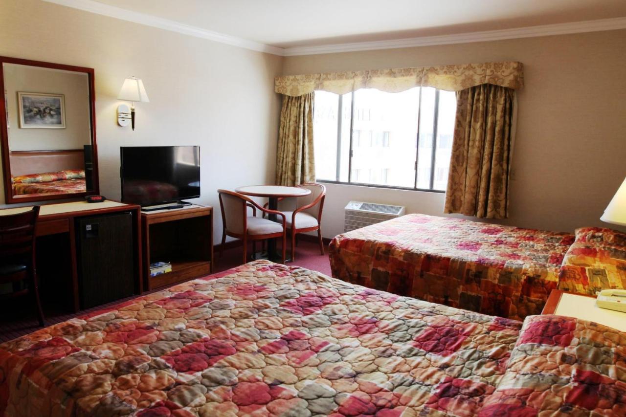 Standard Queen Room with Two Queen Beds at Metro Plaza Hotel