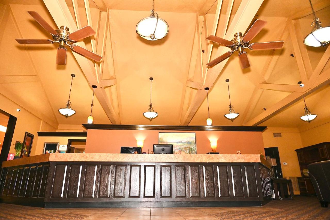 | Fortune Inn & Suites