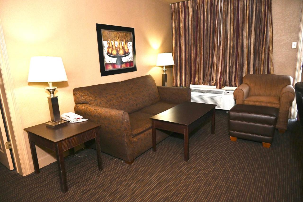 | Fortune Inn & Suites