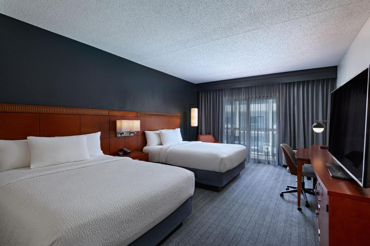 Queen Room with Two Queen Beds at Courtyard by Marriott Dallas Plano Parkway at Preston Road