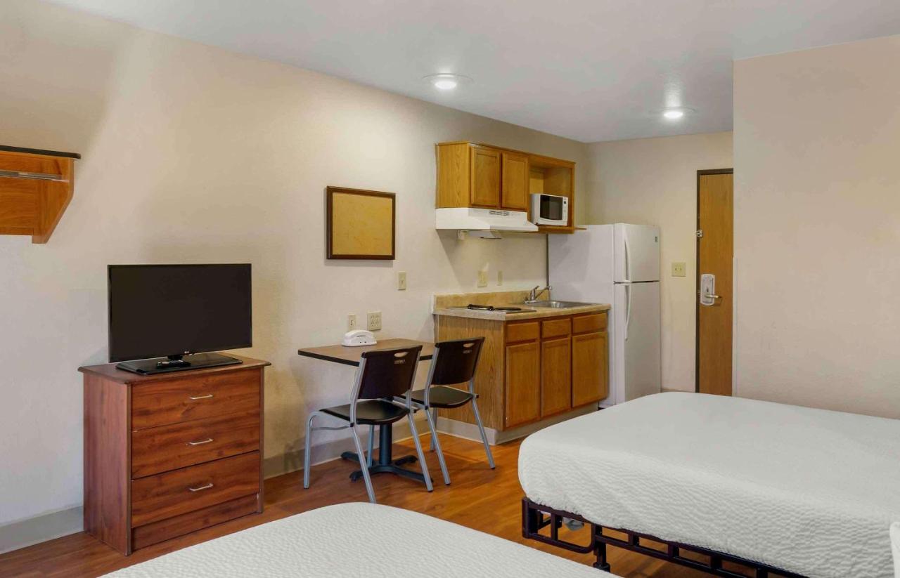 Double Room with Two Double Beds - Non-Smoking at Extended Stay America Select Suites - Kansas City - South - I-49