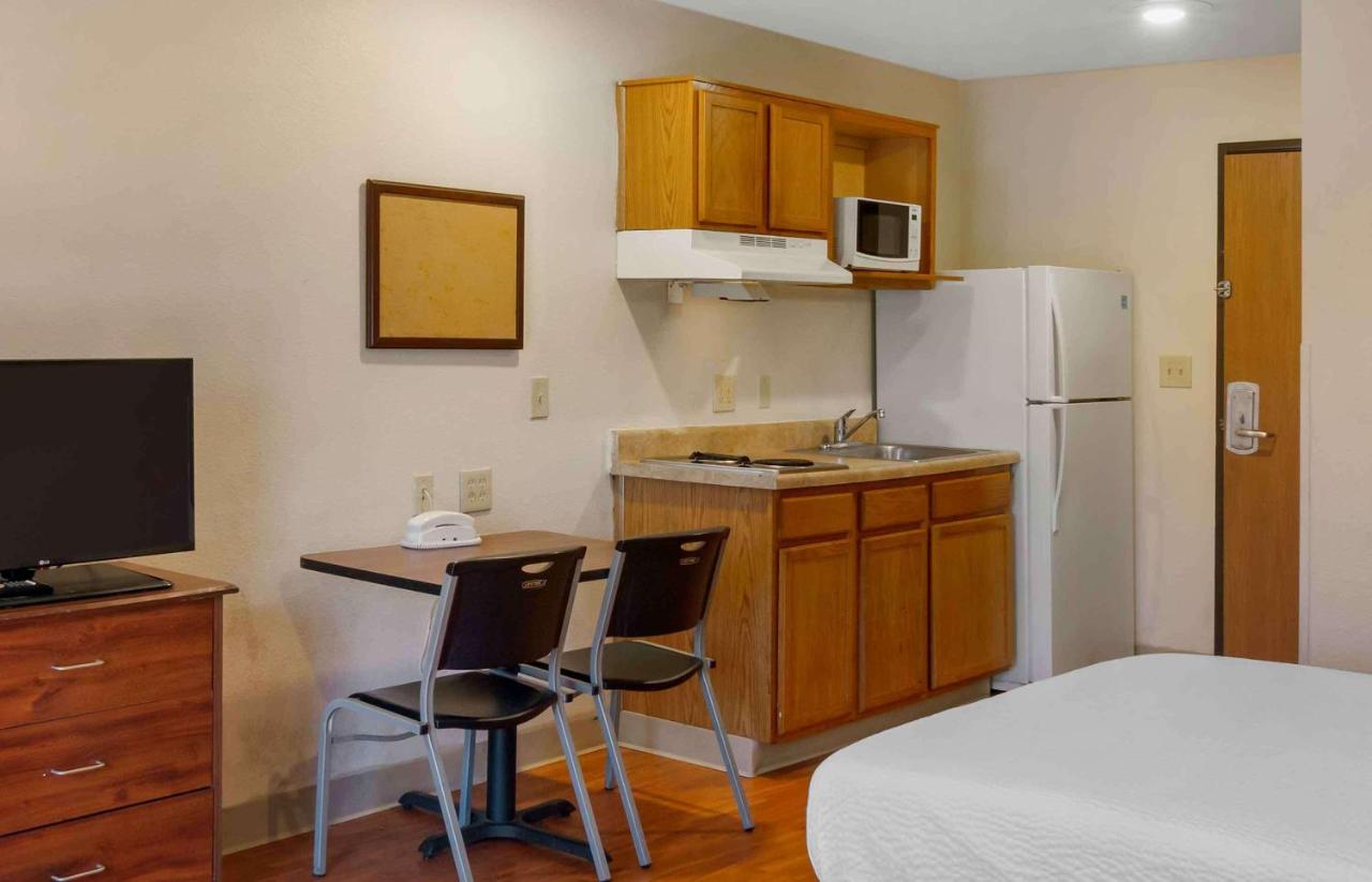 Double Room with Two Double Beds - Non-Smoking at Extended Stay America Select Suites - Kansas City - South - I-49