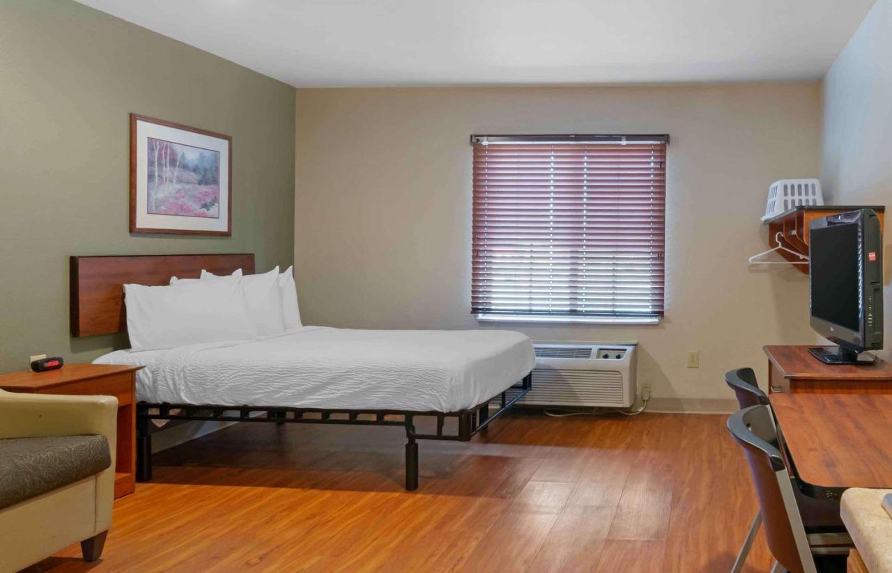 Standard Double Room with Tub - Disability Access/Non-Smoking at Extended Stay America Select Suites - Kansas City - South - I-49