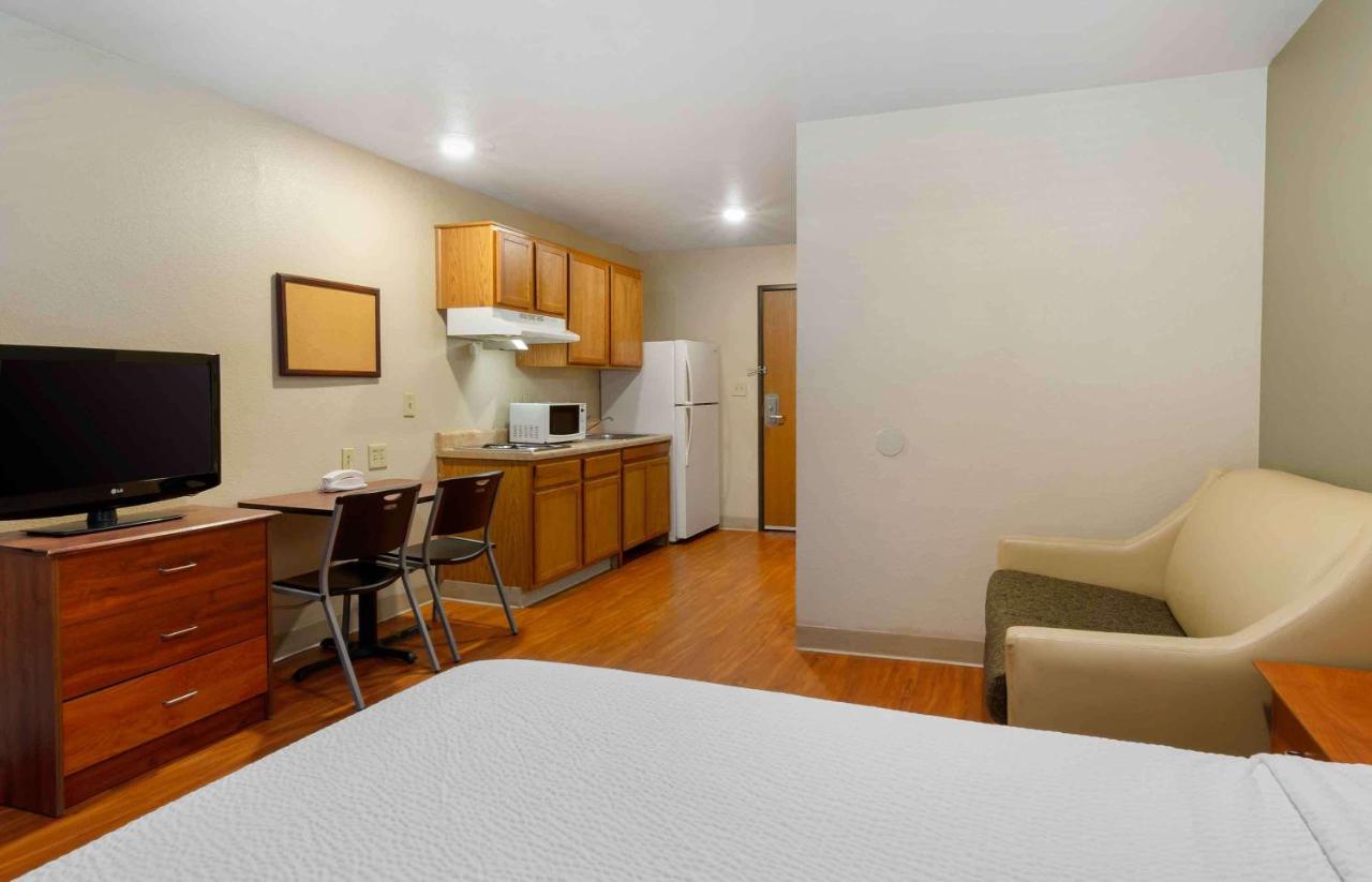 Standard Double Room with Tub - Disability Access/Non-Smoking at Extended Stay America Select Suites - Kansas City - South - I-49