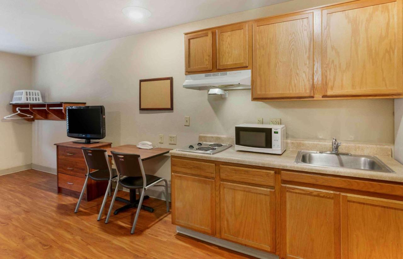 Standard Double Room with Tub - Disability Access/Non-Smoking at Extended Stay America Select Suites - Kansas City - South - I-49