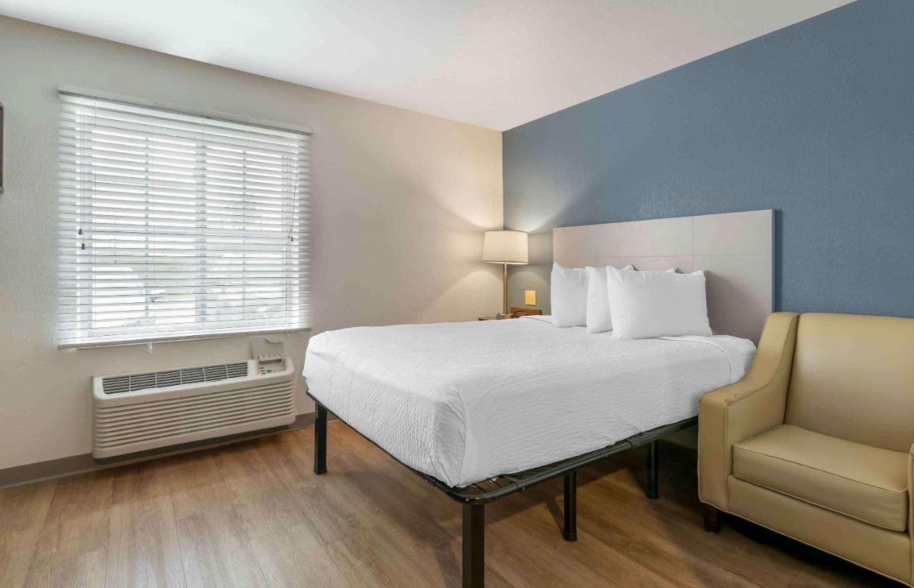 Standard Queen Room - Non Smoking at Extended Stay America Select Suites - Louisville - Airport