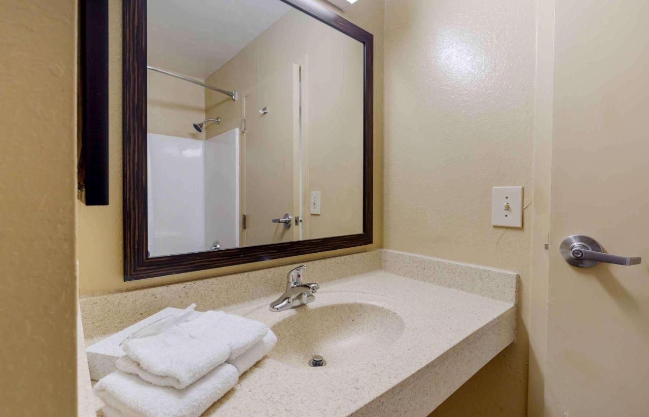 Queen Studio - Non-Smoking at Extended Stay America Select Suites Fayetteville Owen Dr