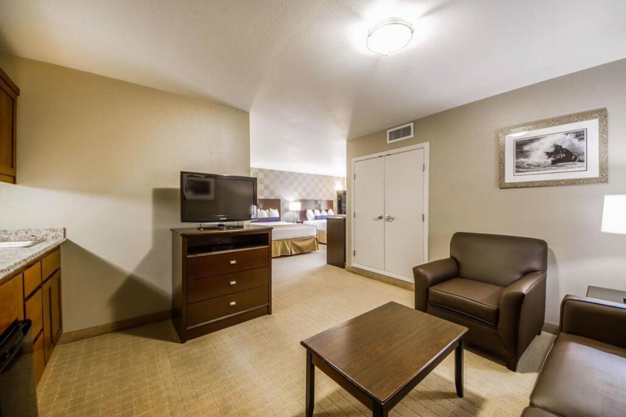 Queen Suite with Sofa Bed at Hotel Med Park, an Ascend Collection Hotel