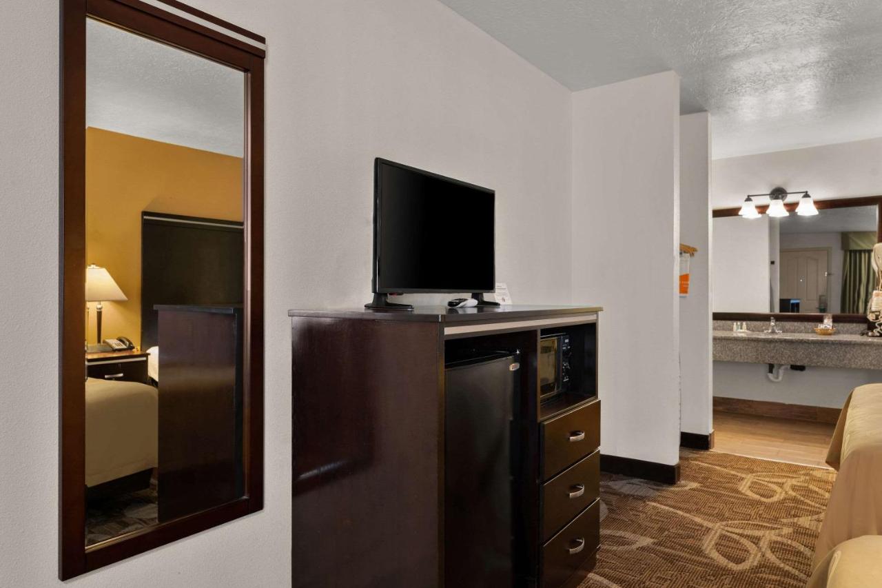 Standard Queen Room with Two Queen Beds - Non-Smoking at Quality Inn Saint George South Bluff