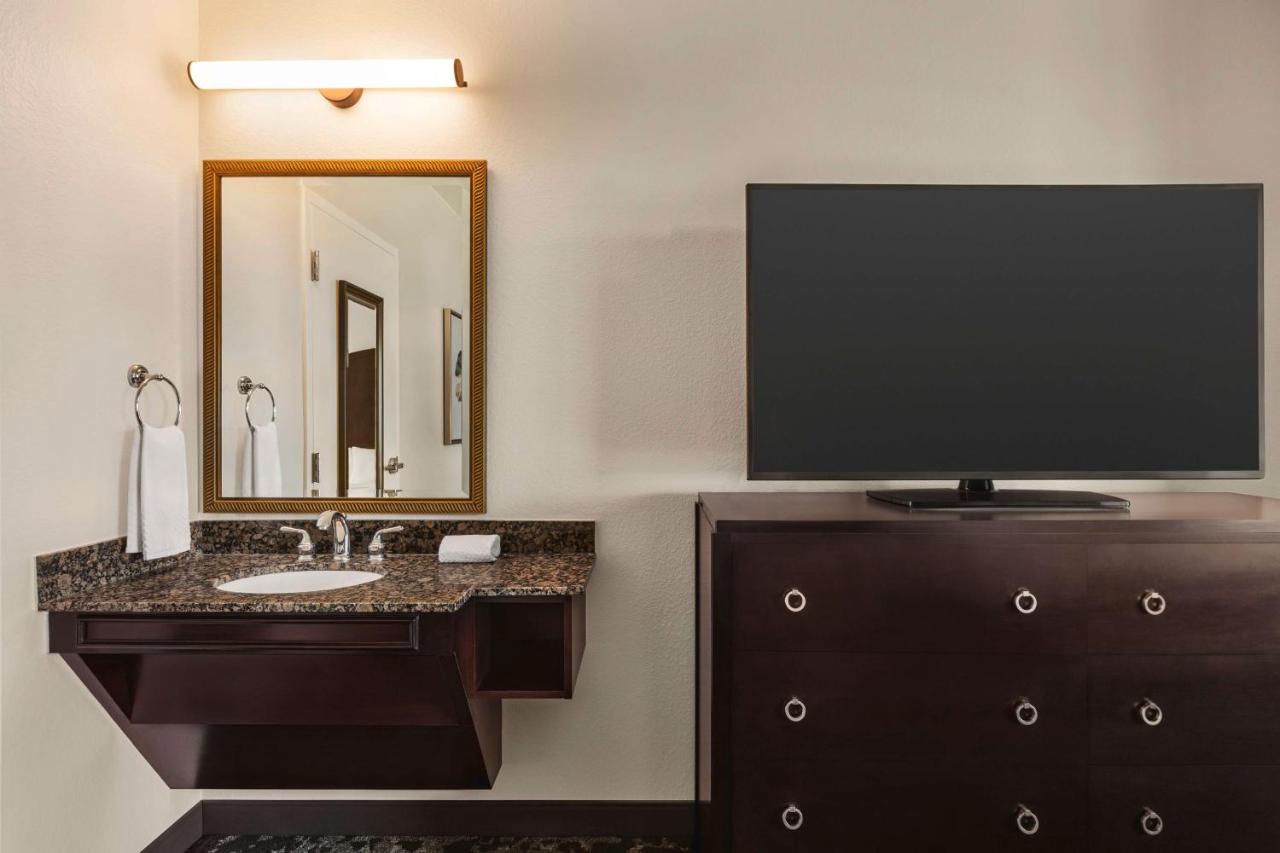 Deluxe One-Bedroom King Suite - Hearing Accessible/Non-Smoking at Embassy Suites by Hilton Orlando Lake Buena Vista South