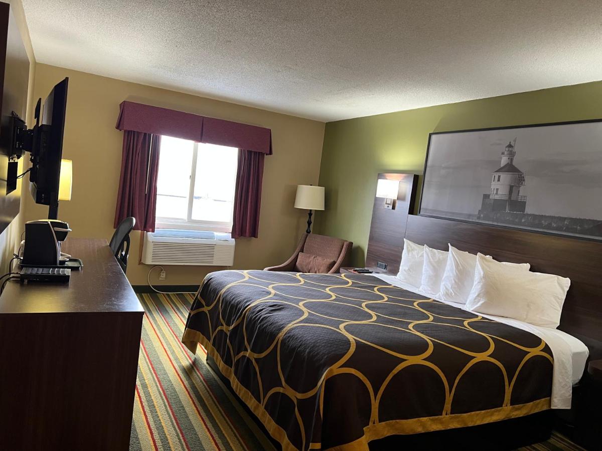 | Super 8 by Wyndham Superior WI
