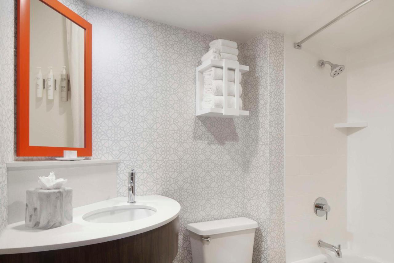 Premium King Room at Hampton Inn Evansville