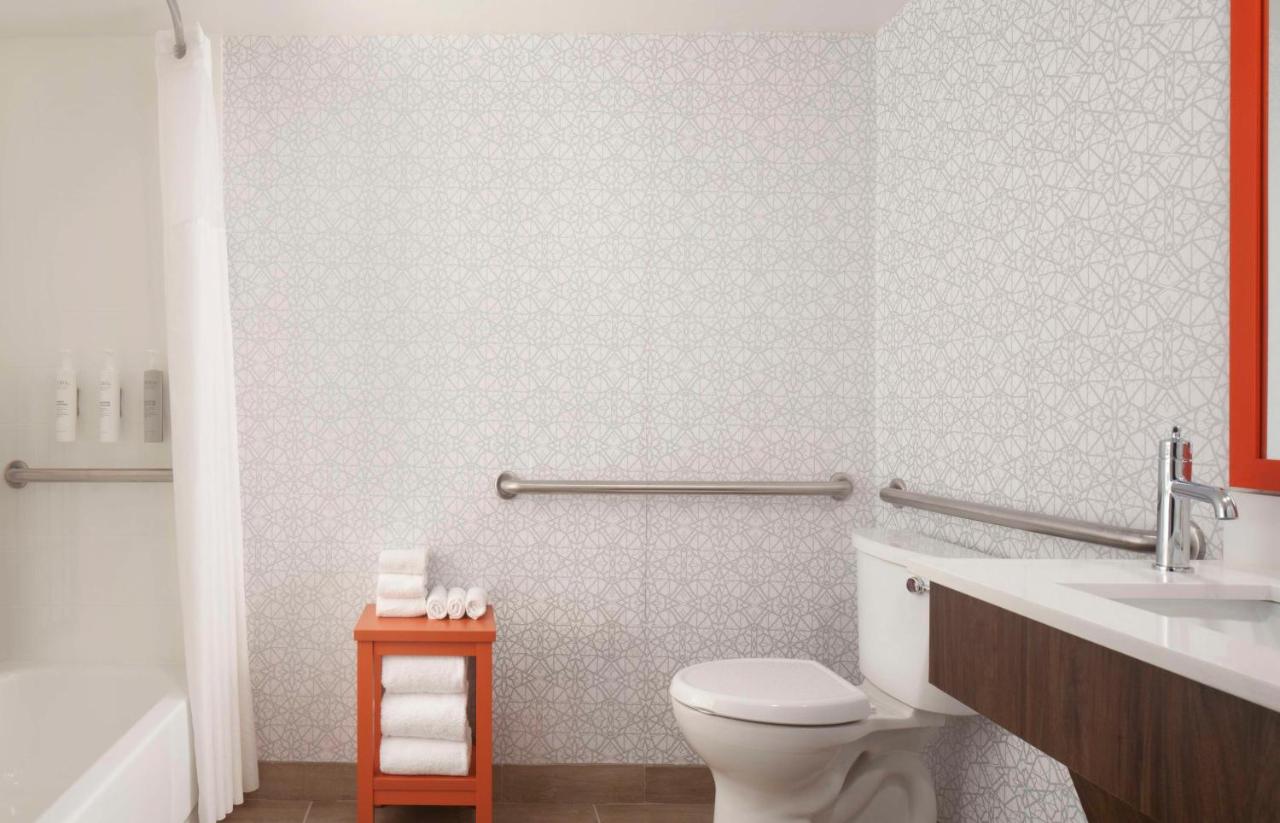 Queen Room with Bath Tub - Mobility Access - Non-Smoking at Hampton Inn Evansville