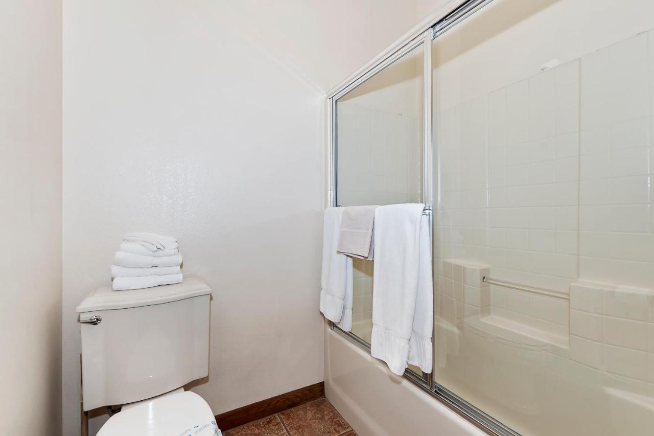 Queen Room with Two Queen Beds at Robinhood Resort