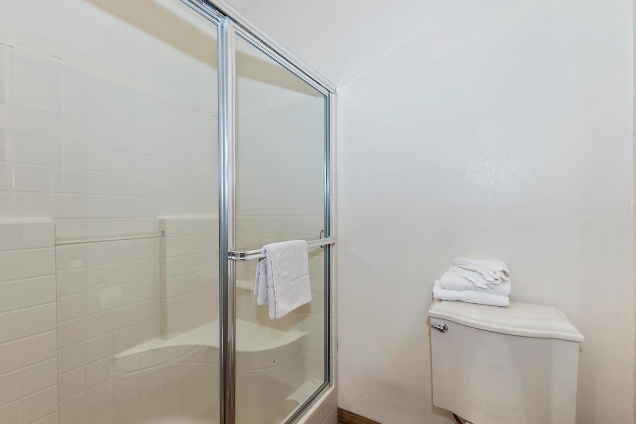 King Room with Spa Bath at Robinhood Resort