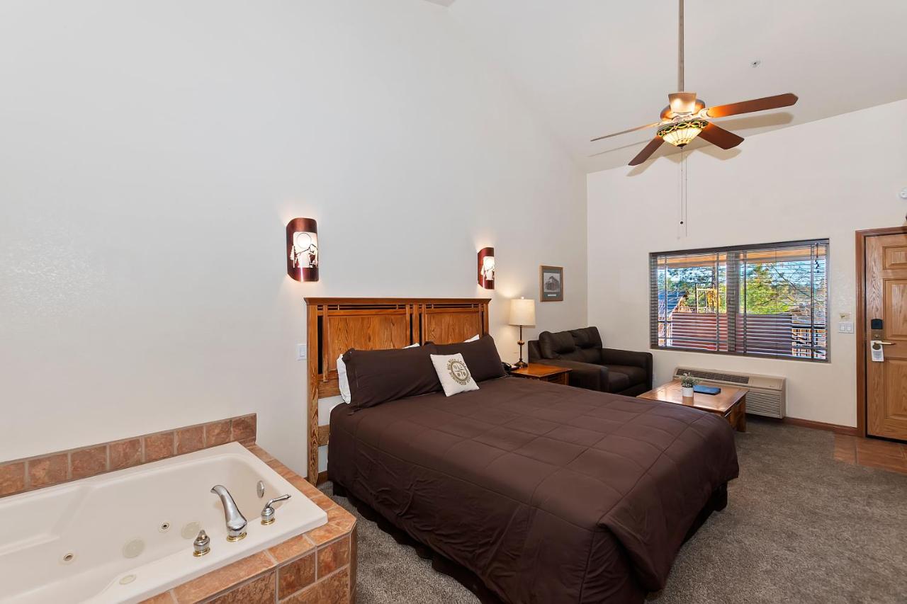 King Room with Spa Bath at Robinhood Resort