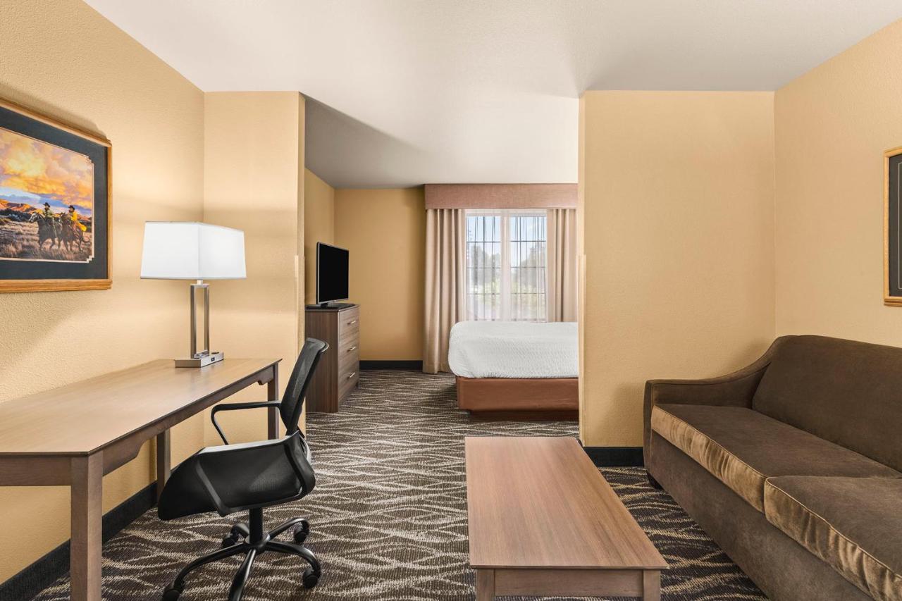 Queen Suite at Bitterroot River Inn & Conference Center