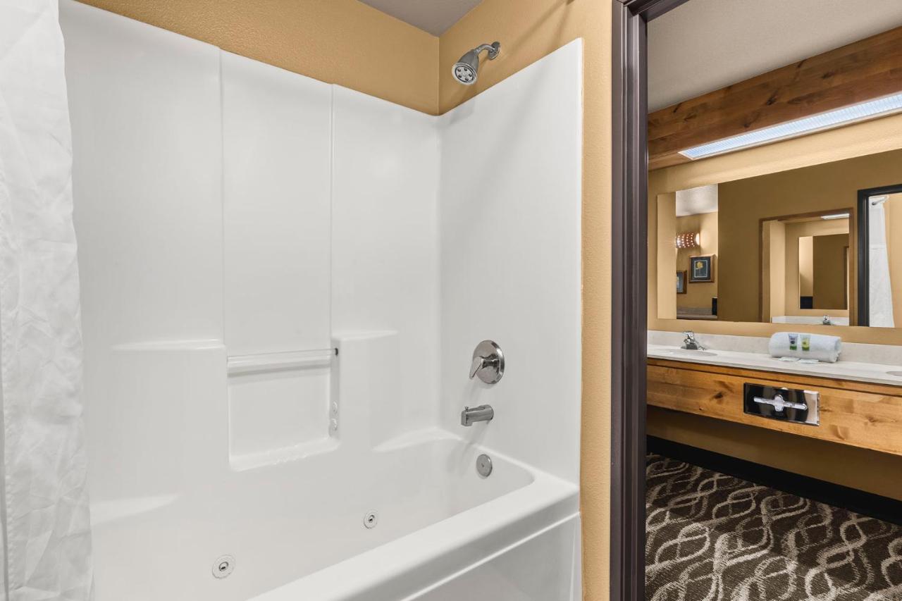King Suite at Bitterroot River Inn & Conference Center