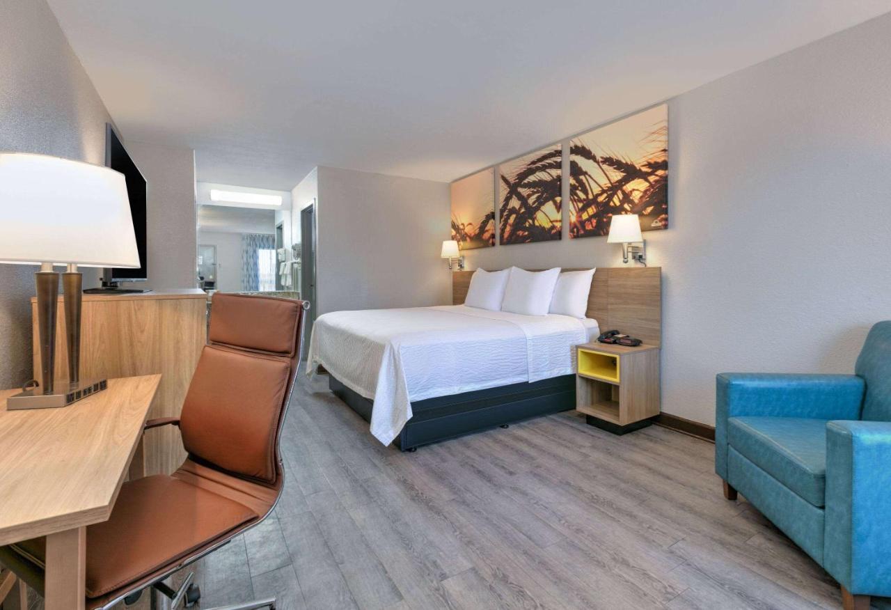 King Room - Non-Smoking at Days Inn by Wyndham Greenville MS
