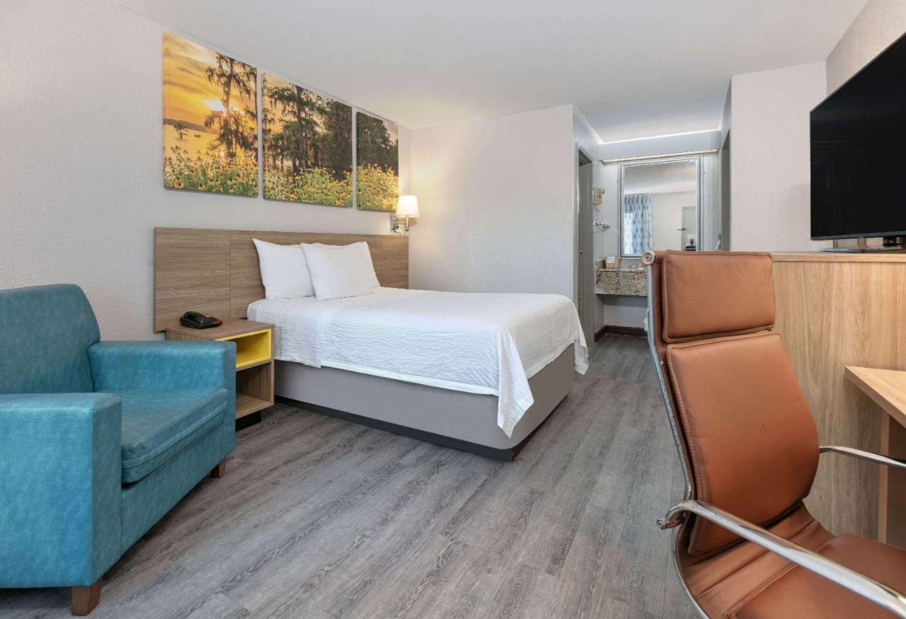 Double Room - Non-Smoking  at Days Inn by Wyndham Greenville MS