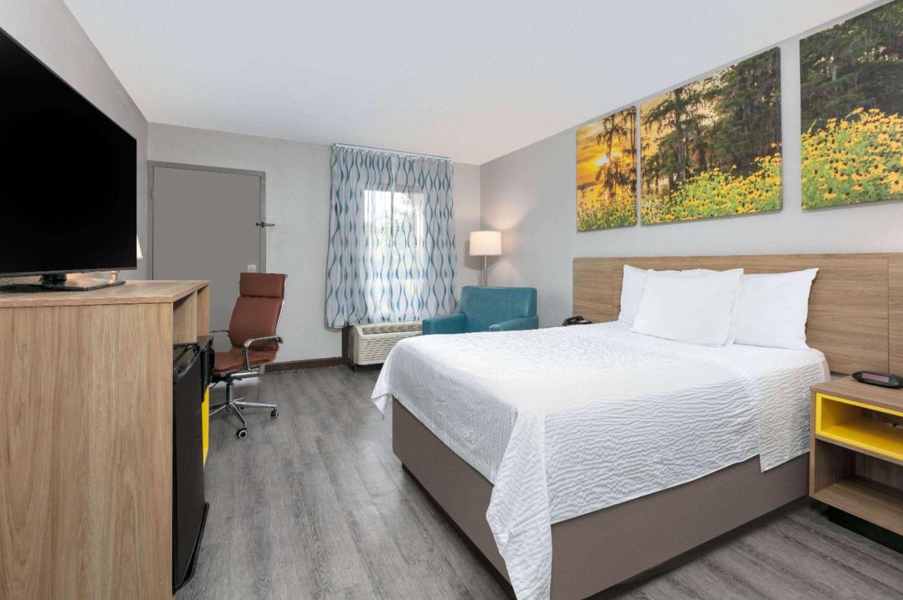 Double Room - Smoking at Days Inn by Wyndham Greenville MS