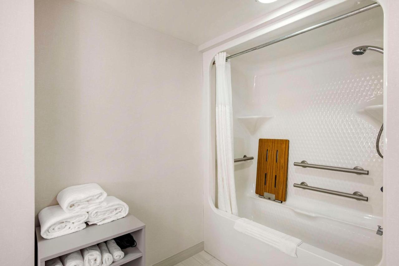 Queen Suite - Disability Access/Non-Smoking at Comfort Suites Ocean City West