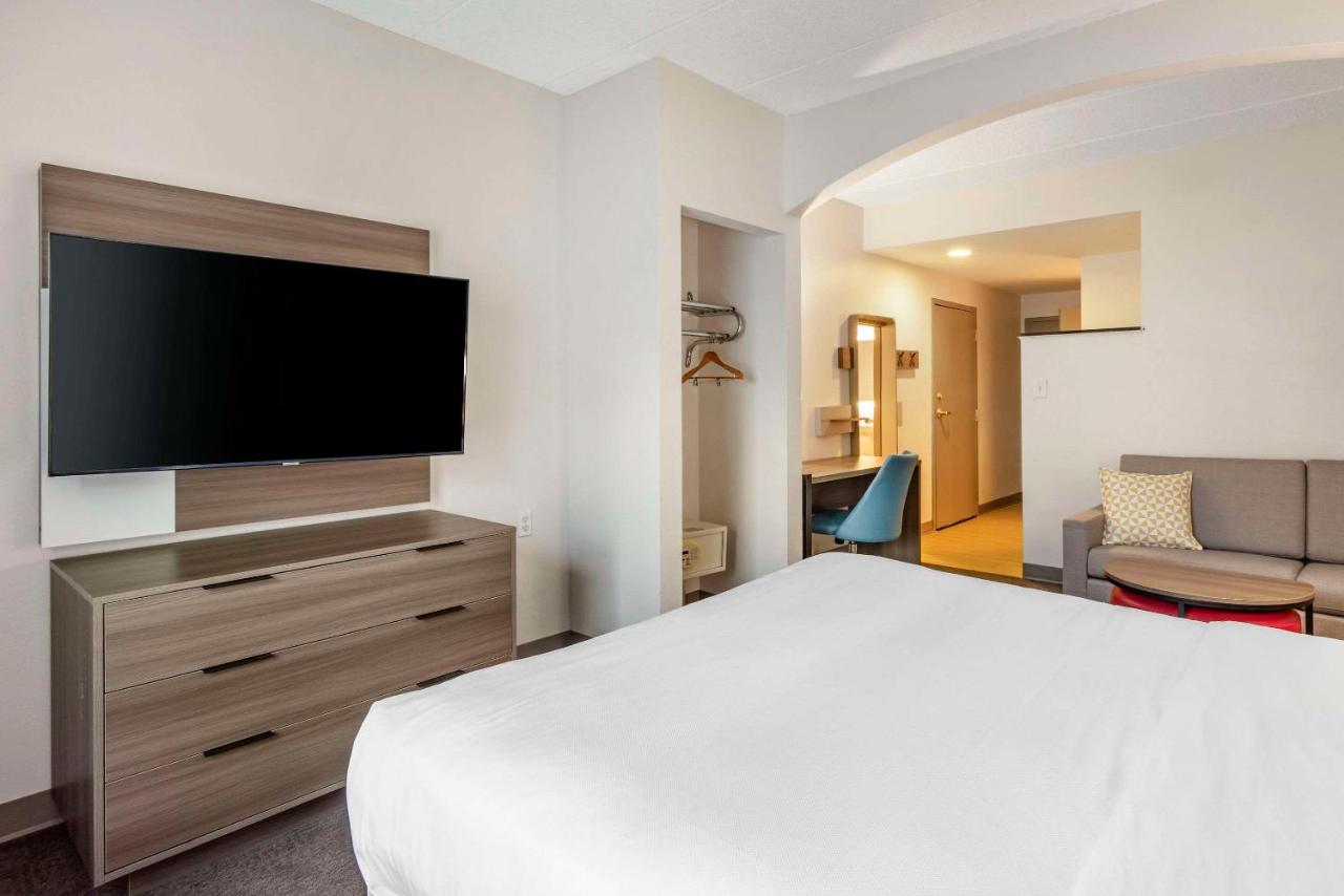 Queen Suite - Disability Access/Non-Smoking at Comfort Suites Ocean City West