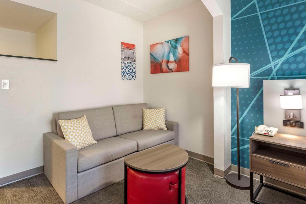 Queen Suite - Disability Access/Non-Smoking at Comfort Suites Ocean City West