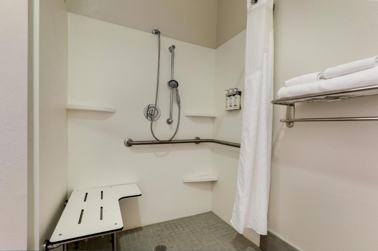 Queen Room with Roll in Shower - Hearing Accessible/Non-Smoking at Holiday Inn Express Leland - Wilmington Area, an IHG Hotel