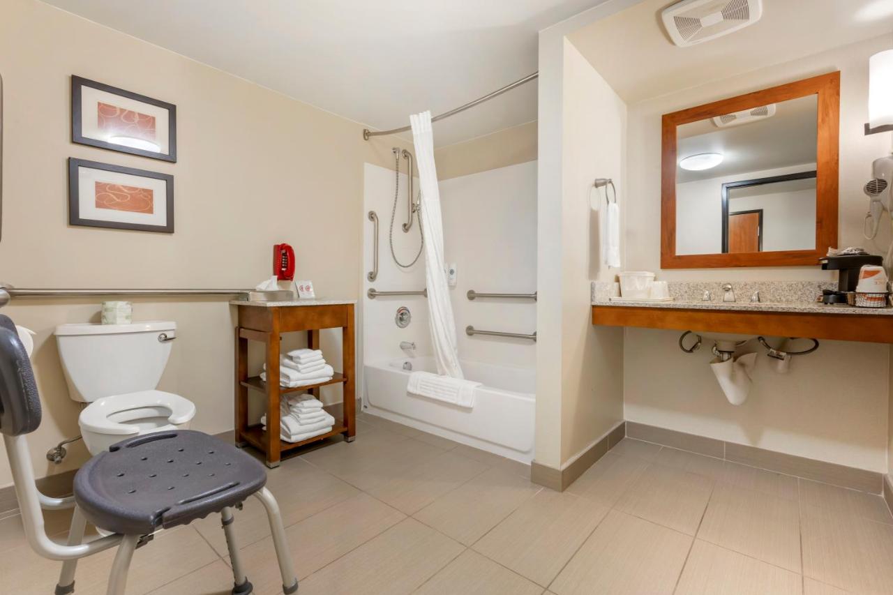 Business King Suite - Accessible/Non-Smoking at Comfort Suites Redding - Shasta Lake